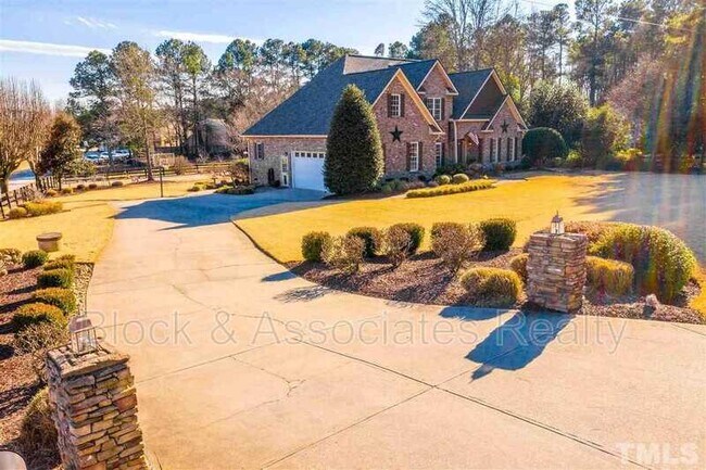 Building Photo - 6152 Robertson Pond Rd