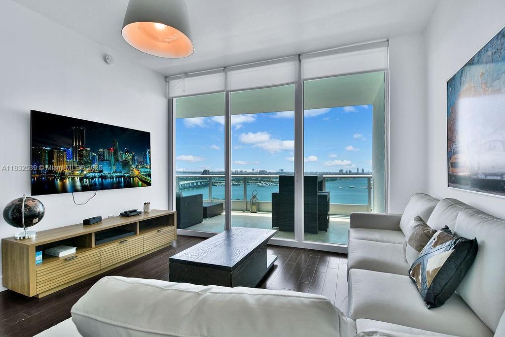 Foto principal - 900 Biscayne Blvd