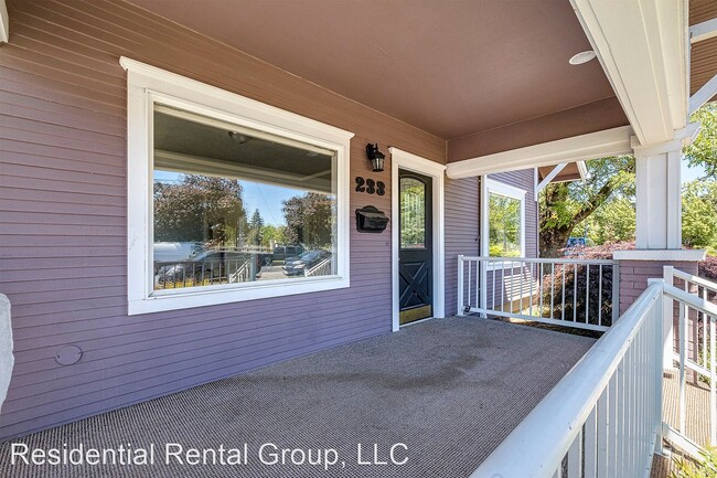 Building Photo - 2 br, 0.5 bath House - 233 SE 6th Avenue