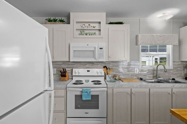 Building Photo - 1747 Beverly Dr