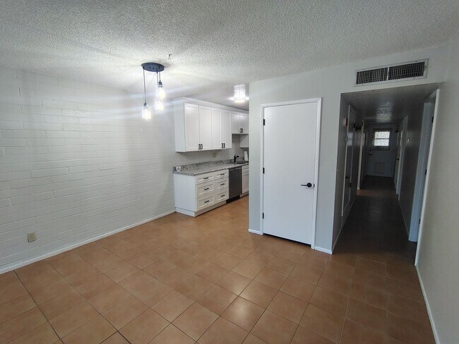 Foto del edificio - 5021 E Adams St
