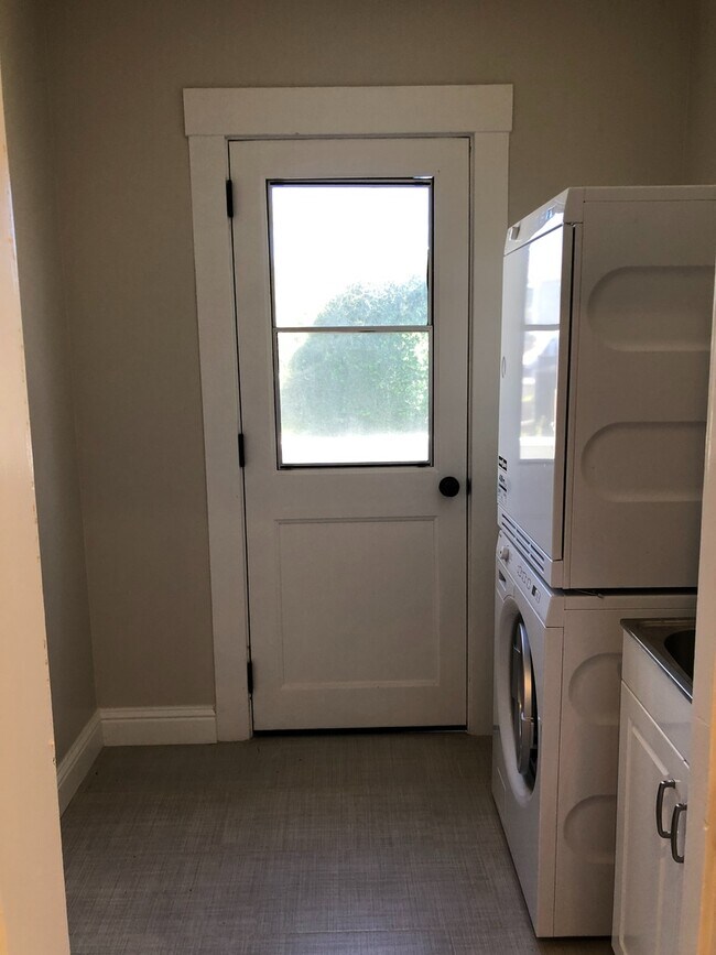 Foto del edificio - Remodeled House Walking Distance to Burlingame Ave