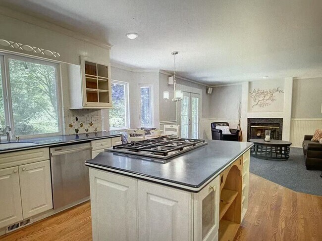 Foto del edificio - Beautiful 4-bed, 3-bath + 1 office house i...