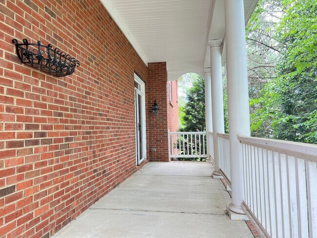 Building Photo - Spacious 3 Bed | 3.5 Bath End Unit Townhom...