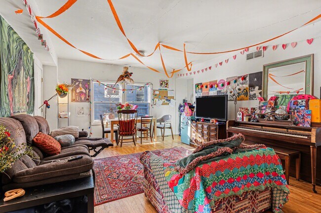 Photo - 412 N Thayer St House