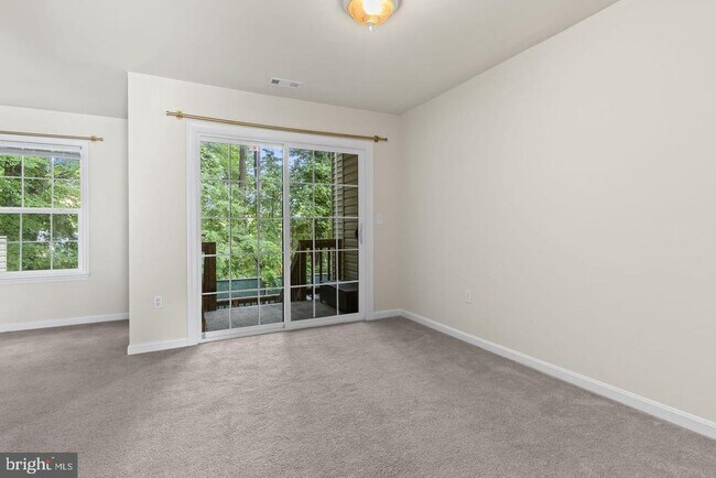 Foto del edificio - 8536 F St