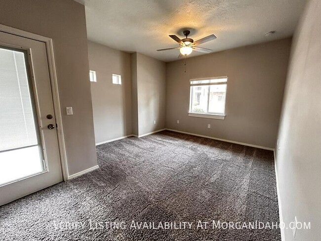 Building Photo - $500 off first month! 925 sqft 1-bed. Grou...