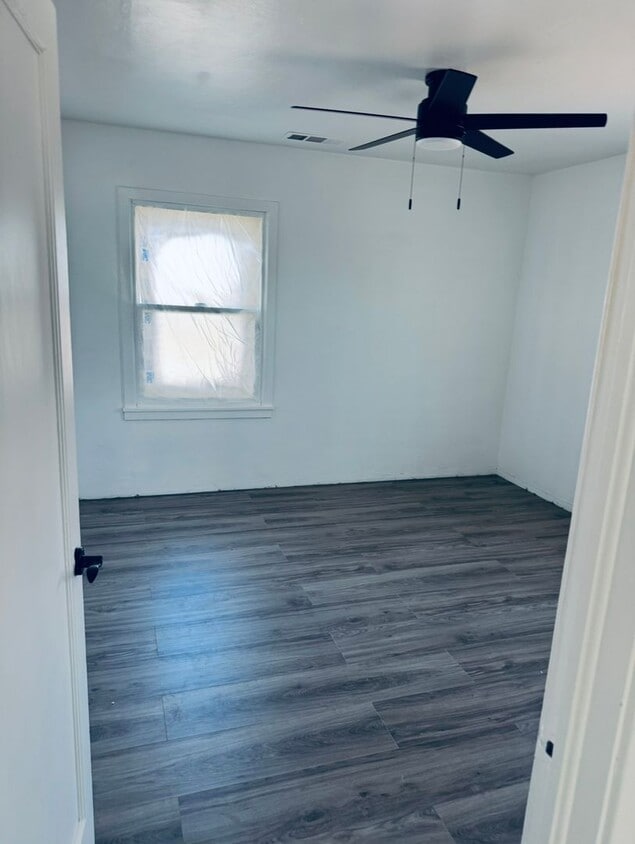 Building Photo - Fully remodeled 2 bedrooms and 1 bathroom, single-story home in Visalia, CA!