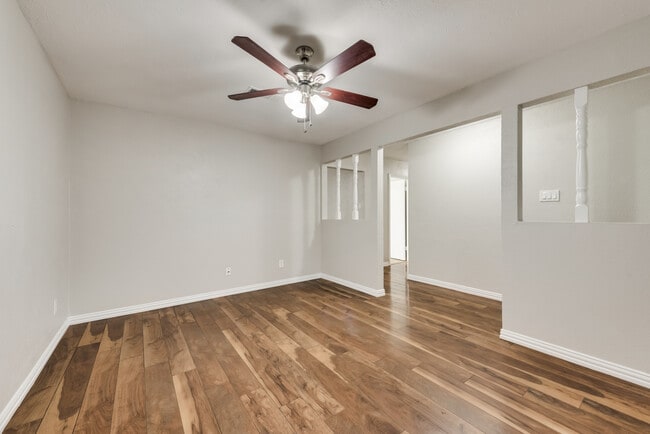 Building Photo - 1812 Ravenswood Dr N