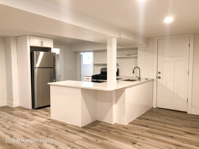 Foto del edificio - 3228 N Hamlin Ave