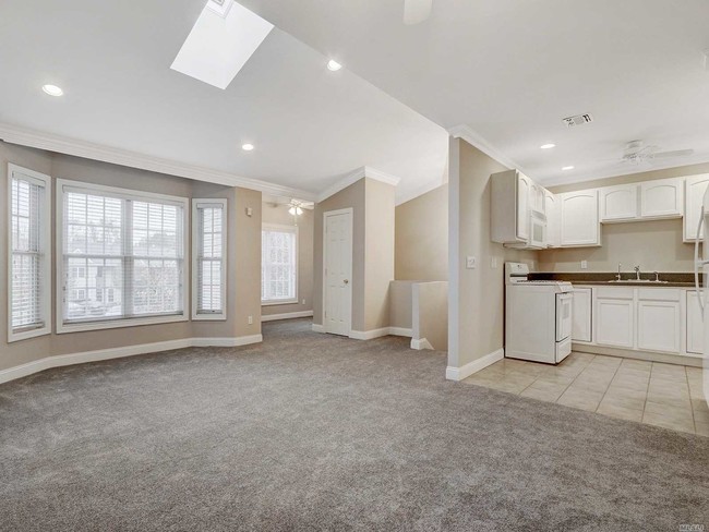 Building Photo - 1062 Savoy Dr