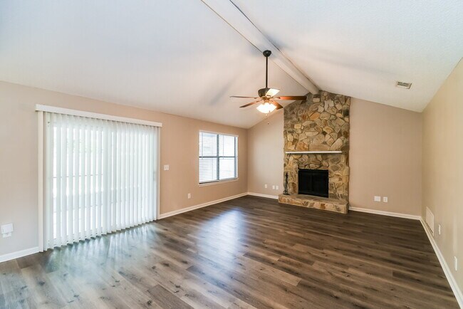 Building Photo - 3303 Hampstead Dr