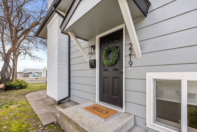 Foto del edificio - Modern 2BR Suite – Newly Furnished, Pet-Friendly, Near Downtown Spokane (Furnished