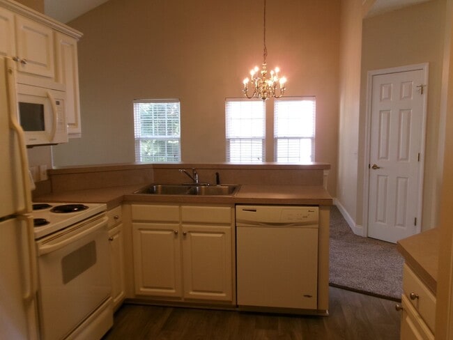 Building Photo - 3 bedroom, 2 bath condo in The Fountains