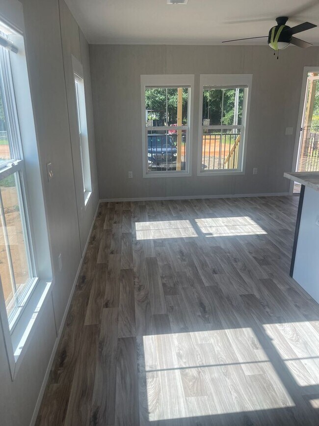 Building Photo - 180 Royal Palm Ave