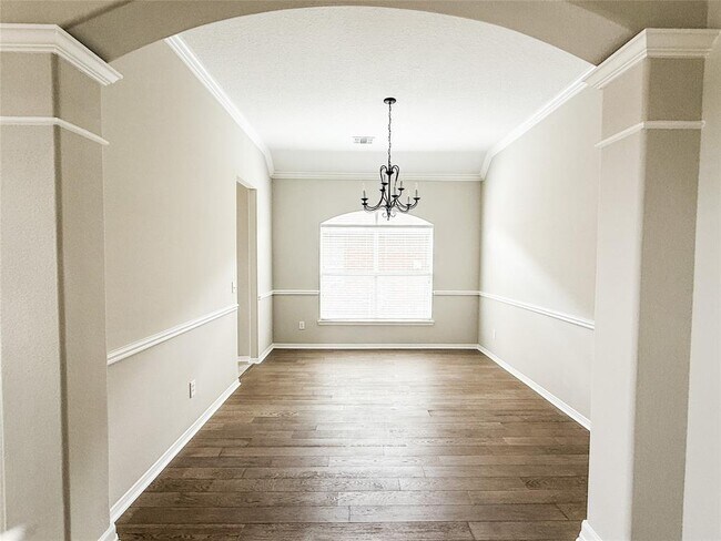 Building Photo - 10114 Willow Crossing Dr