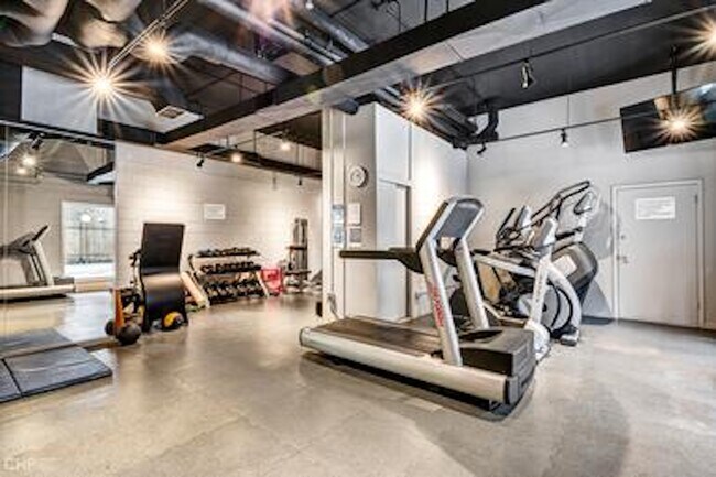 Sala de ejercicios - 71 E Division St