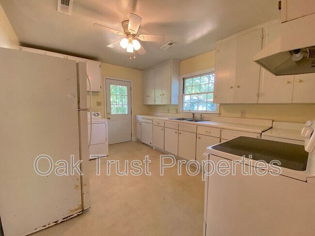 Building Photo - 1429 Simmons St