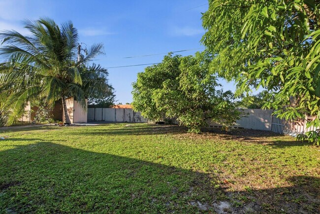 Foto del edificio - 561 NE 38th St