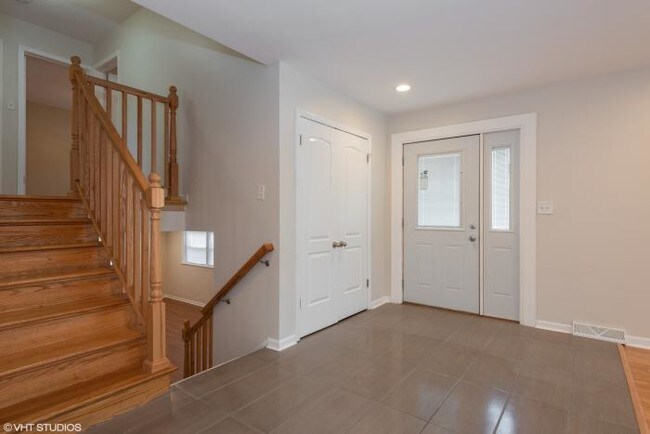 Building Photo - 3 bedroom in Skokie IL 60076