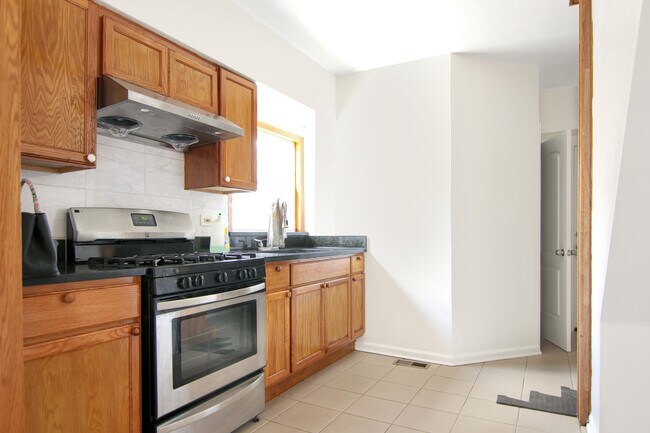 Building Photo - 2813 S LOOMIS St