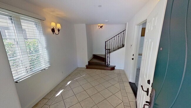Foto del edificio - Spacious 2-bedroom/2.5-bathroom Townhouse- In the heart of the Funk Zone