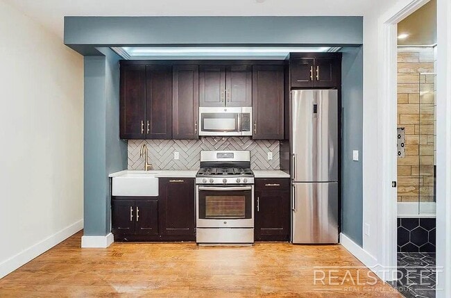 Building Photo - Central Avenue