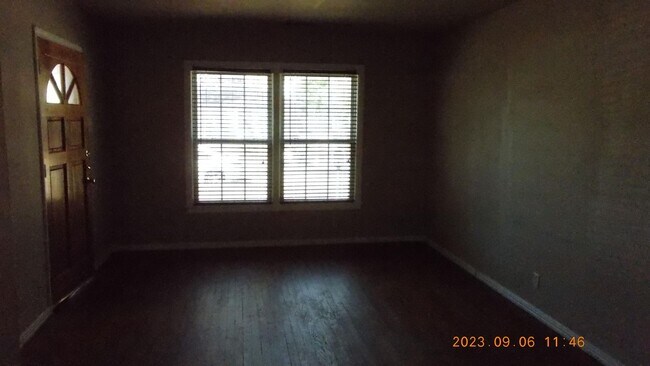 Building Photo - 1409 College St 76010