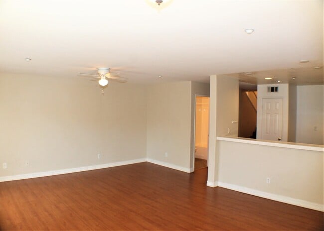 Building Photo - 3 Bed, 3 Bath Town Home For Rent!