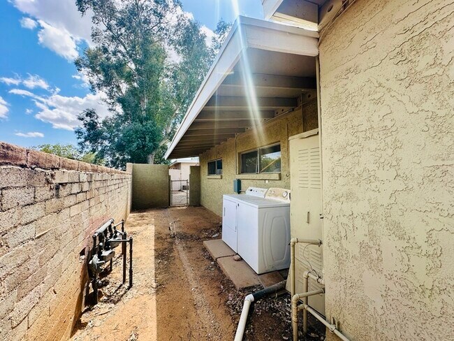 Building Photo - Gigantic Yard 2 Bedroom with Washer/Dryer,...