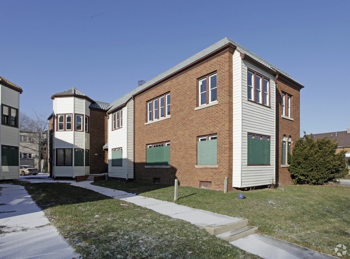 Primary Photo - 3069-3073 N Sherman Blvd