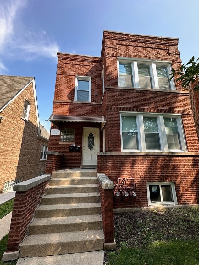 Primary Photo - 5332 W Newport Ave