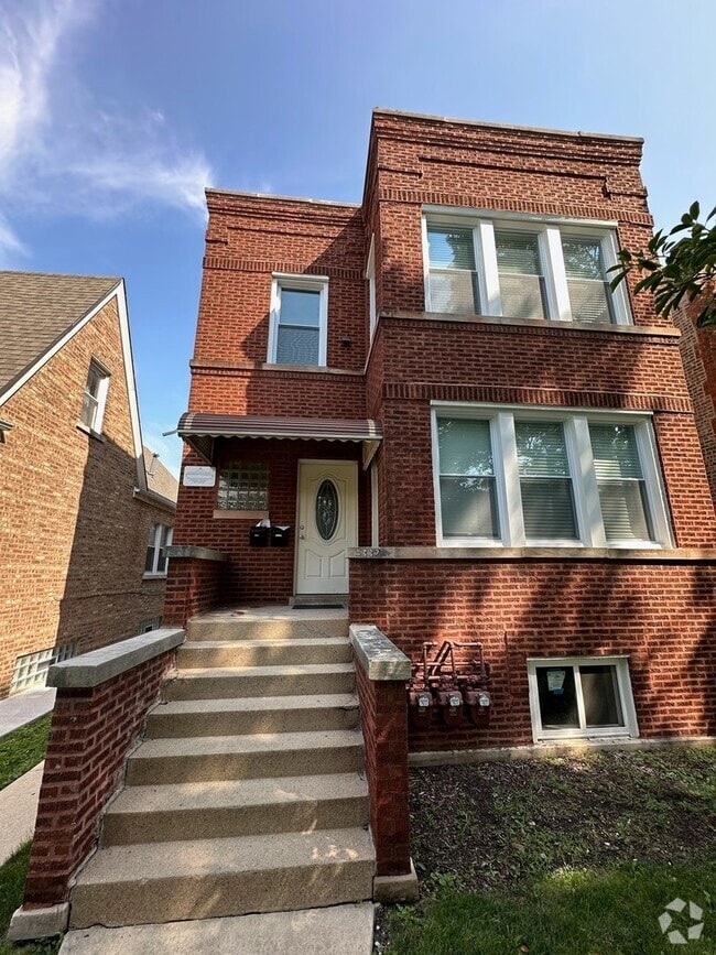 Building Photo - 5332 W Newport Ave