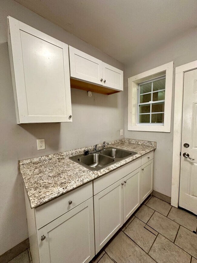 Foto del edificio - 3721/3727 Ogg Ave Brunswick