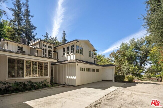 Foto del edificio - 7972 Mulholland Dr