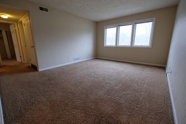 Building Photo - 2 Bed, 1 Bath near a park and C. Trail, Great Neighborhood!