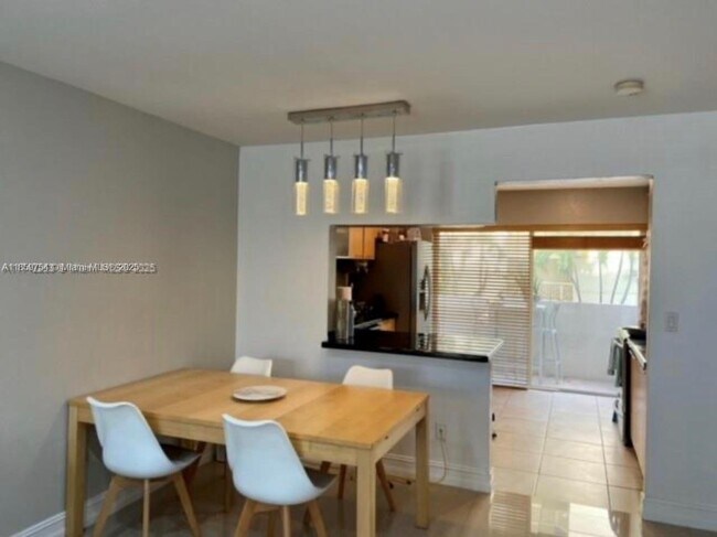 Foto del edificio - 677 NE 24th St