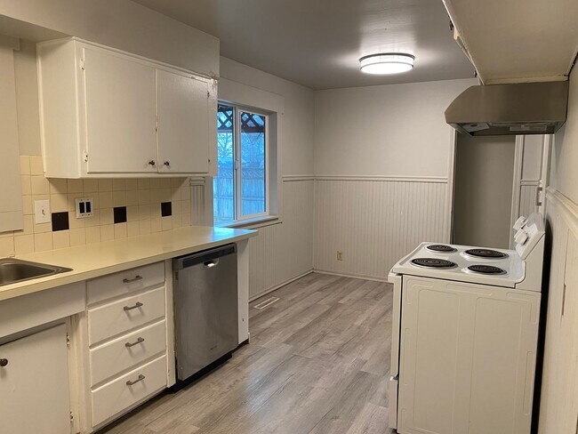 Building Photo - 3 Bedroom Home in North Spokane