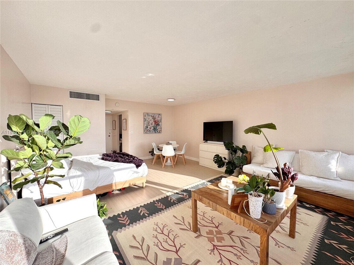 Foto principal - 2899 Collins Ave