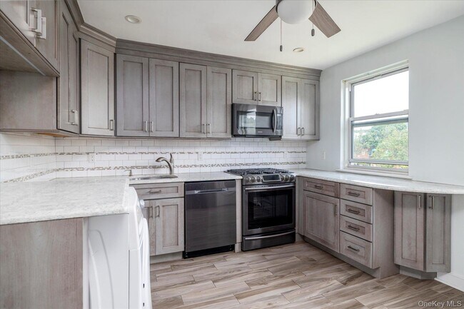 Foto del edificio - 245-41 77th Crescent