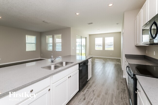 Foto del edificio - 11811 Cara Field Ave