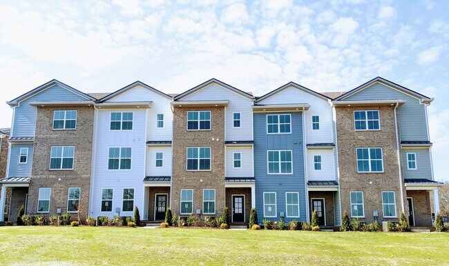 Foto del edificio - Beautiful 3 Bedroom Townhome w/2 car garage!