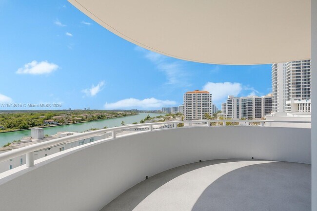 Foto del edificio - 6301 Collins Ave