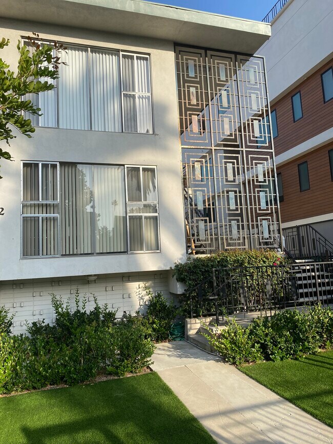 Courtyard view - 1812 N Gramercy Pl