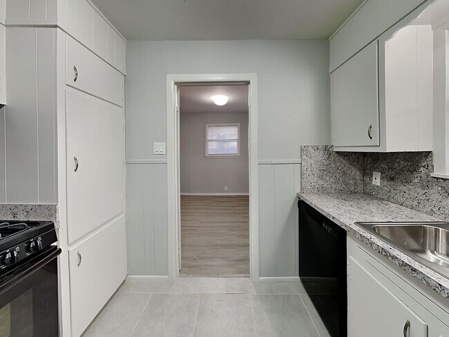 Foto del edificio - 706 Lilly St