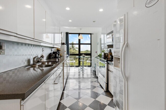 Building Photo - 1121 Crandon Blvd