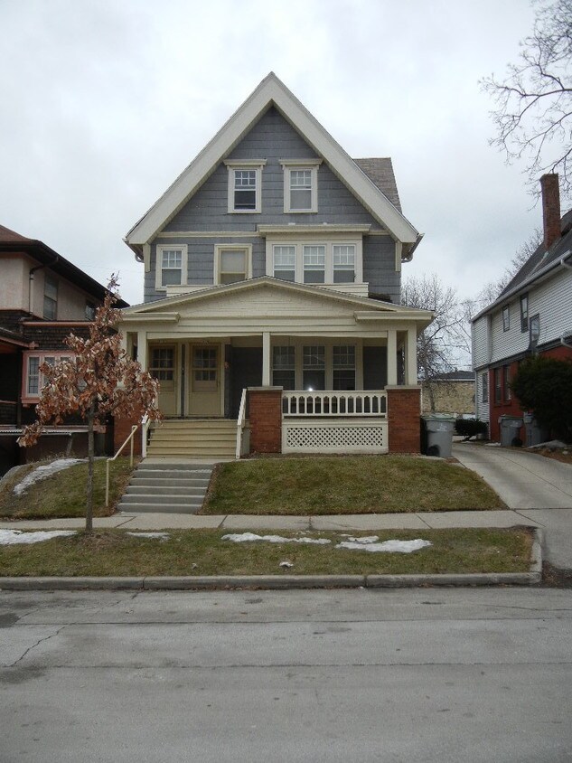 Primary Photo - 2620-2622 N Farwell Ave
