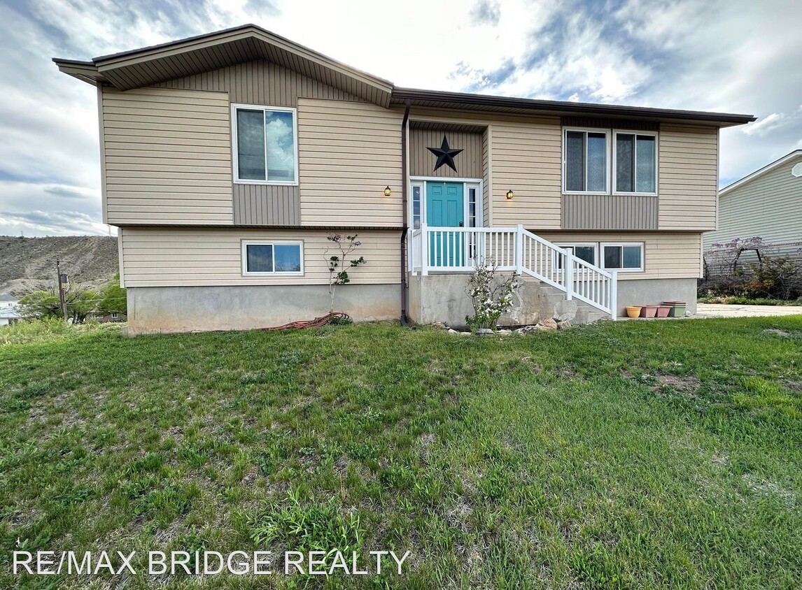 Primary Photo - 4 br, 2 bath House - 855 N 200 E