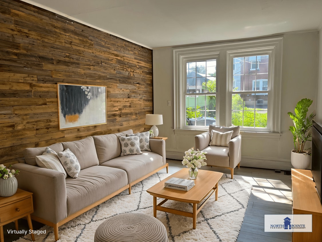 Foto principal - 3 Bedroom 1 Bath Home with Backyard & Off-...