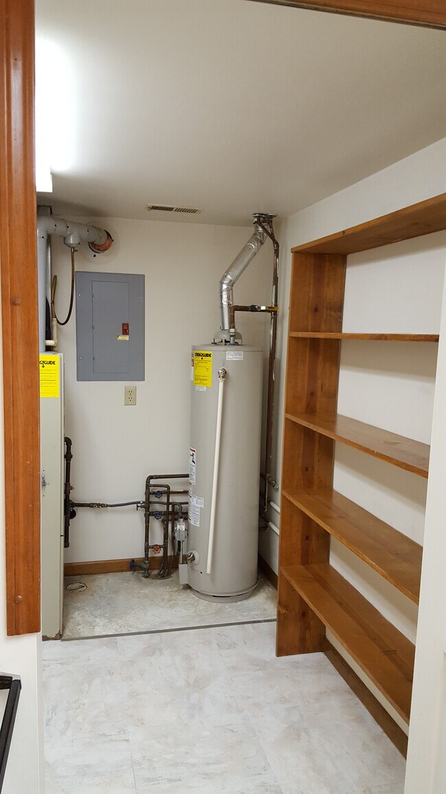 Despensa, lavandería y equipamiento - 915 E Mulberry St